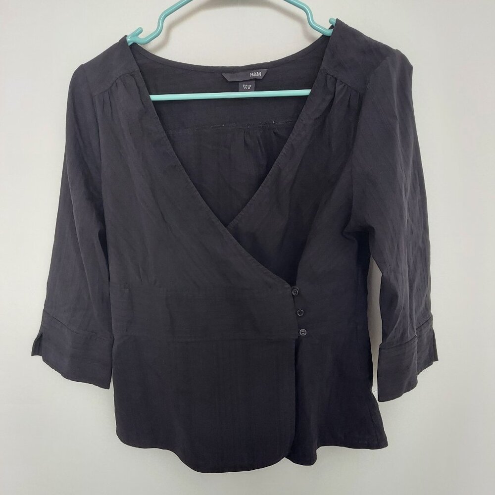 Textured, v-neckline 3/4 length shirt